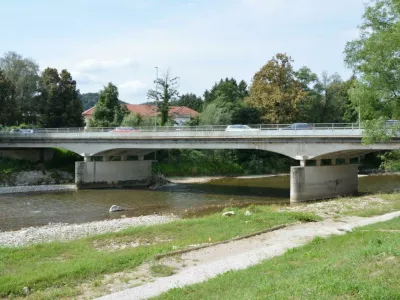 V primeru, da bo treba določena dela izvesti z vrha mostne konstrukcije, bo na državni cesti skozi Medvode vzpostavljena polovična zapora mostu. Foto: Občina Medvode