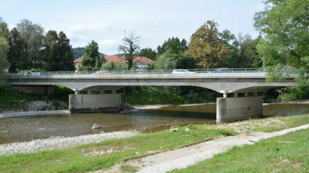 V primeru, da bo treba določena dela izvesti z vrha mostne konstrukcije, bo na državni cesti skozi Medvode vzpostavljena polovična zapora mostu. Foto: Občina Medvode