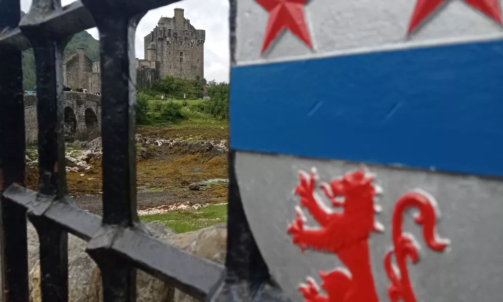 Grad Eilean Donan Castle na Škotskem in grb