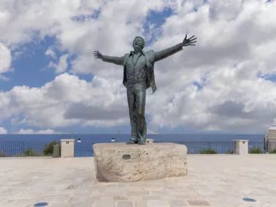 Polignano a Mare, Italy, Apulia - May 24, 2024: Monument to italian musician Domenico Modugno (Monumento a Domenico Modugno), located on a square by the sea nearby Lama Monachile beach / Foto: Mychadre77