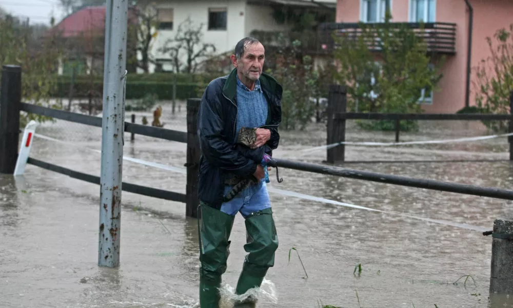 Dogoše- Poplave 2012 - reka Drava prestopila bregove zaradi dviga zapornic na avstrijski strani //FOTO: Jaka Gasar