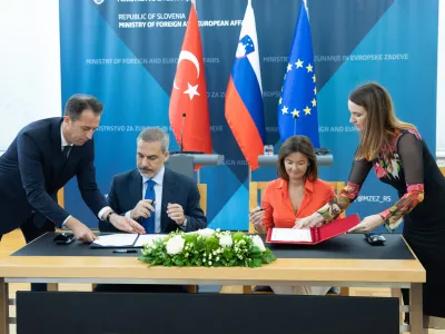 Ljubljana, MZEZ.Novinarska konferenca ministrice za zunanje in evropske zadeve Tanje Fajon in turskega ministra za zunanje zadeve Hakana Fidana.