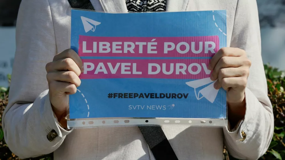 A participant of a one-person picket demonstrates a placard to bring attention to the arrest of Pavel Durov, founder and CEO of the Telegram messaging app, near the French embassy in Moscow, Russia August 25, 2024. A slogan on the placard reads: "Freedom for Pavel Durov". REUTERS/Yulia Morozova