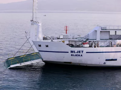 01.09.2024.,Supetar-Jadrolinijin trajekt Mljet nakon sinosnjeg kvara na rampi koja se otvorila u plovidbi privezan je u Supetarskoj luci. Photo: Ivo Cagalj/PIXSELL