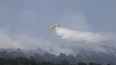 Komen.Gasenje pozara na Krasu.Letalo air tractor.