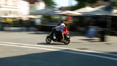 ﻿- skuter - kolo z motorjem - nepravilna vožnja - trije na skuterju- 03.07.2015 - Ljubljana - Ureditev prometa v sobivanje pešcev, kolesarjev, rolkarjev in umirjenega prometa motornih vozil na ljubljanskih ulicah - //FOTO: Bojan Velikonja