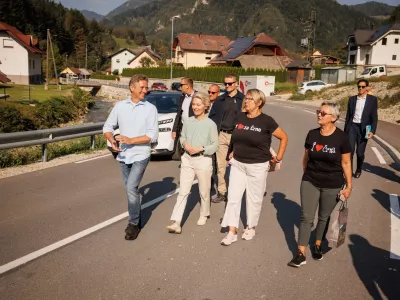 Crna na Koroskem, obcina.Obisk predsednika vlade Roberta Goloba in predsednice Evropske komisije Ursule von der Leyen v Crni na Koroskem.Ogled rekonstrukcije cestnega odseka, ki je bil obnovljen s sredstvi solidarnostnega sklada.