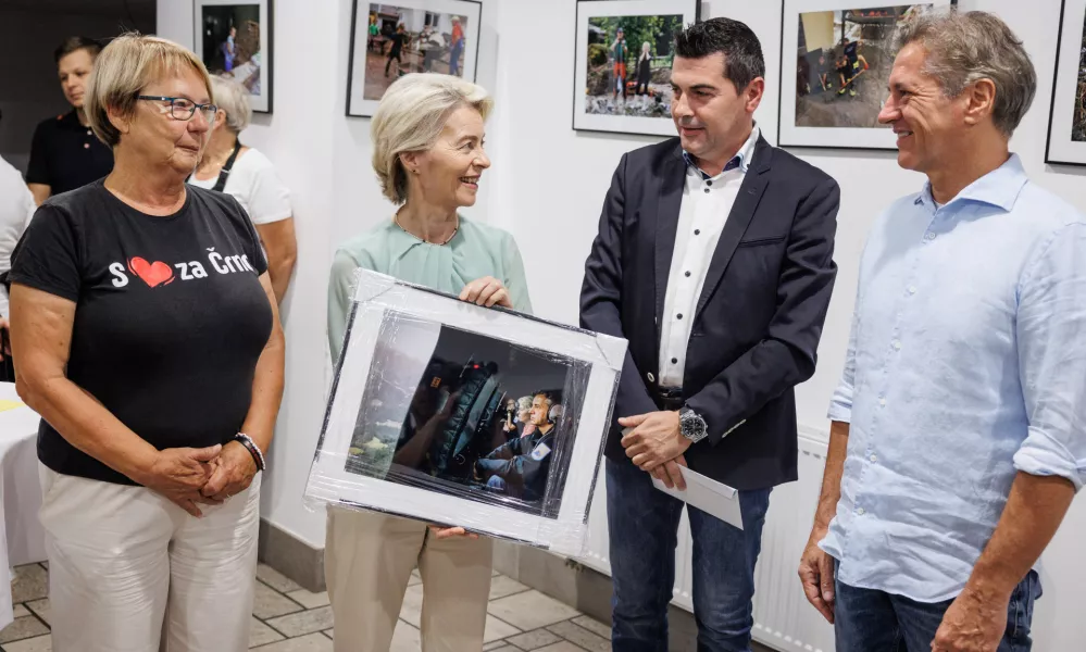 Crna na Koroskem, obcina.Obisk predsednika vlade Roberta Goloba in predsednice Evropske komisije Ursule von der Leyen v Crni na Koroskem.Ogled razstave fotografij o posledicah opustosenja ujme avgusta 2023 v prostorih obcine.