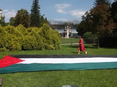 02.09.2024. Protest v podporo Palestince pred Festivalno dvorano na Bledu ob Blejskem strateškem forumu. Foto:Bojan Velikonja