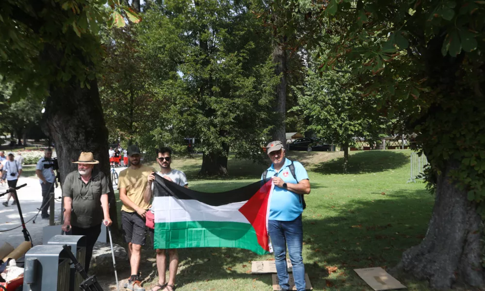 02.09.2024. Protest v podporo Palestince pred Festivalno dvorano na Bledu ob Blejskem strateškem forumu. Foto:Bojan Velikonja