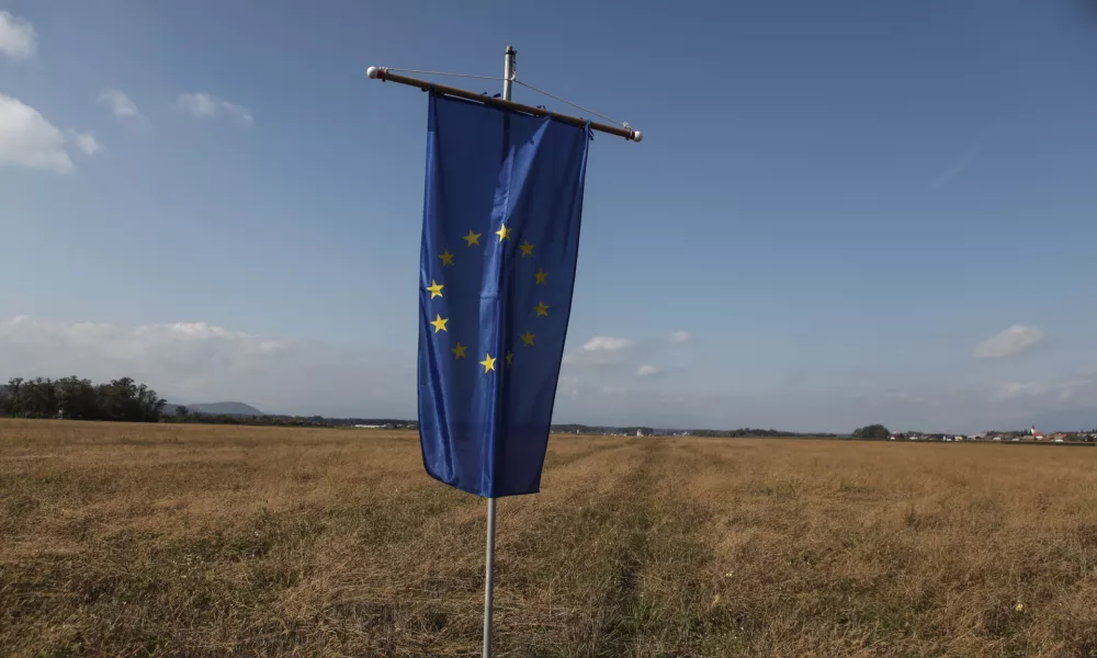 ﻿ - simbolična fotografija 2014 - kmetijstvo, kmetijsko zemljišče, poljedelstvo, rodovitno polje, slovenski pridelki - kupujemo slovensko, samooskrba, Evropa - evropska zastava//FOTO: Luka Cjuha