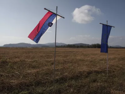 ﻿ - simbolična fotografija 2014 - kmetijstvo, kmetijsko zemljišče, poljedelstvo, rodovitno polje, slovenski pridelki - kupujemo slovensko, samooskrba, Slovenija - Evropa - slovenska in evropska zastava //FOTO: Luka Cjuha