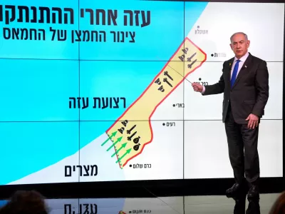 Israeli Prime Minister Benjamin Netanyahu stands before a map of the Gaza Strip, telling viewers how Hamas has imported arms into the territory since Israel's withdrawal in 2005, during a news conference in Jerusalem, September 2, 2024. Hebrew onscreen reads, "Gaza after the disengagement, oxygen pipe of Hamas". Ohad Zwigenberg/Pool via REUTERS