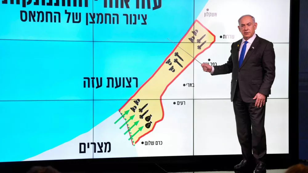 Israeli Prime Minister Benjamin Netanyahu stands before a map of the Gaza Strip, telling viewers how Hamas has imported arms into the territory since Israel's withdrawal in 2005, during a news conference in Jerusalem, September 2, 2024. Hebrew onscreen reads, "Gaza after the disengagement, oxygen pipe of Hamas". Ohad Zwigenberg/Pool via REUTERS