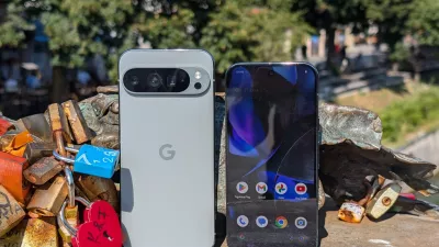 Google pixel 9 pro XL (levo) in pixel 9 pro (desno).