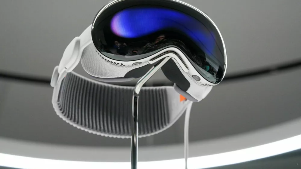 Apple's Vision Pro headset is on display at Apple's annual Worldwide Developers Conference at the company's headquarters in Cupertino, California, U.S. June 5, 2023. REUTERS/Loren Elliott