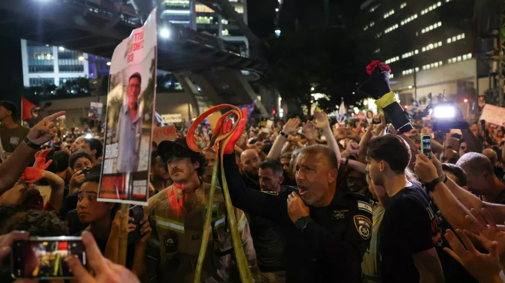 People gather to protest against the government and to show support for the hostages who were kidnapped during the deadly October 7 attack, amid the ongoing conflict in Gaza between Israel and Hamas, in Tel Aviv, Israel, September 3, 2024. REUTERS/Florion Goga