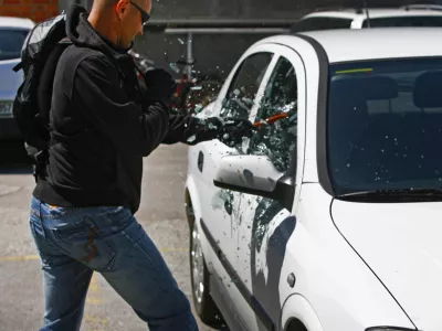 ﻿vandalizem - objestnost - uničevanje tuje lastnine - kraja - vlom v vozilo - tatvina - razbito avtomobilsko steklo- 24.07.2014 - POLICIJA - prikaz pomanjkljivosti samozaščitnega ravnanja, ki so najpogostejši vzrok za premoženjska kazniva dejanja povezana z vlomi v vozila in tatvine vozil//FOTO: Bojan Velikonja / Foto: Bojan Velikonja