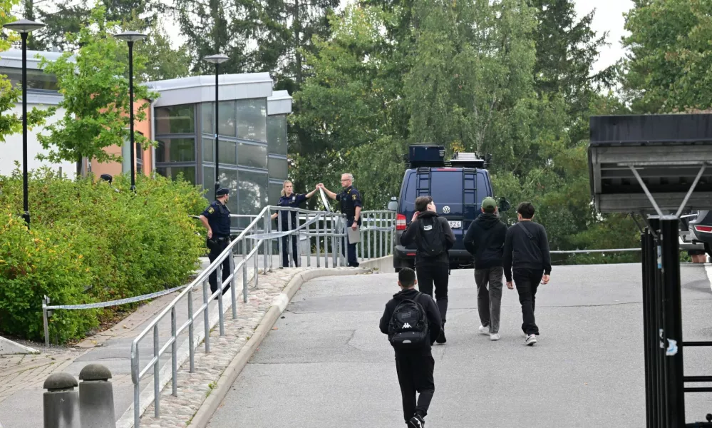 Children walk near police officers following a shooting incident in Trangsund, Huddinge, Sweden September 4, 2024. TT News Agency/Jonas Ekstromer/via REUTERS   ATTENTION EDITORS - THIS IMAGE WAS PROVIDED BY A THIRD PARTY. SWEDEN OUT. NO COMMERCIAL OR EDITORIAL SALES IN SWEDEN.