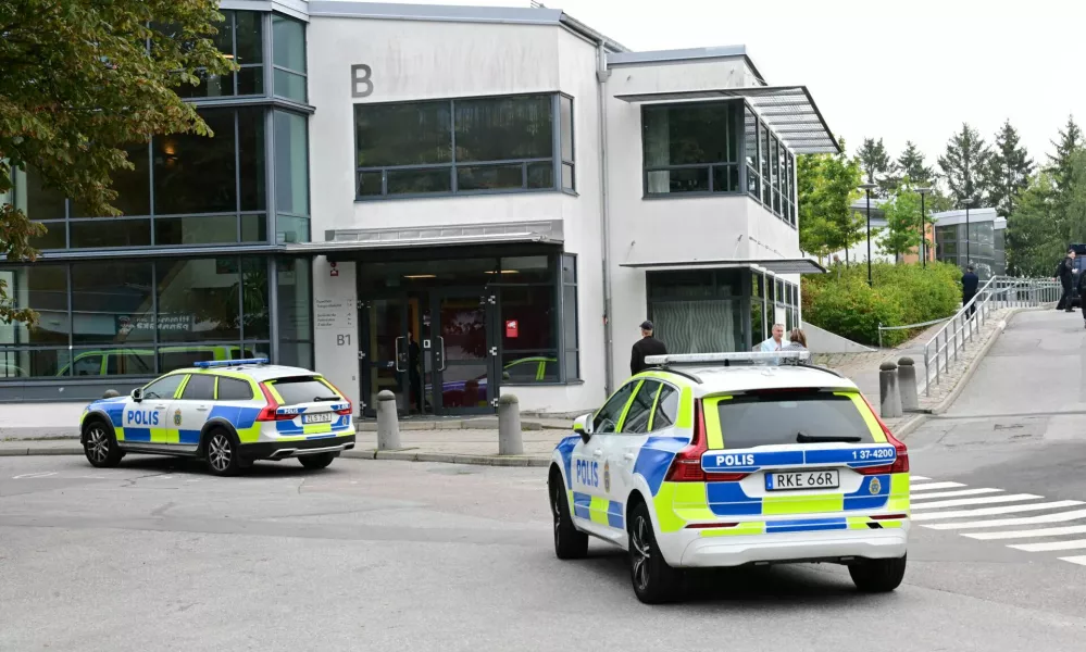 Police vehicles are parked in front of a school following a shooting incident in Trangsund, Huddinge, Sweden September 4, 2024. TT News Agency/Jonas Ekstromer/via REUTERS   ATTENTION EDITORS - THIS IMAGE WAS PROVIDED BY A THIRD PARTY. SWEDEN OUT. NO COMMERCIAL OR EDITORIAL SALES IN SWEDEN.