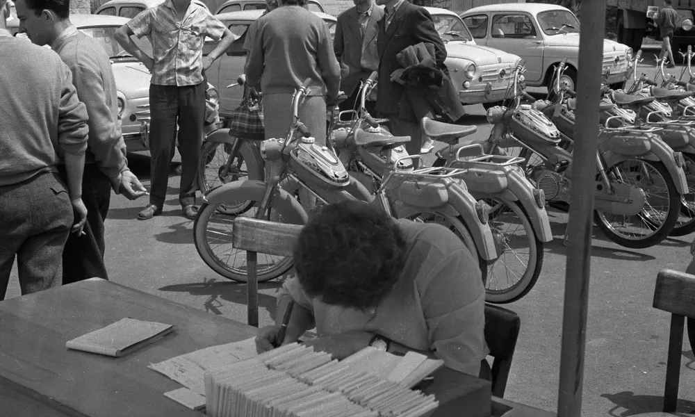 Leto 1969 in 10. gorenjski velesejem, na katerem so se predstavili Tomosovi mopedi. / Foto: Marjan Ciglič, hrani Muzej novejše in sodobne zgodovine Slovenije