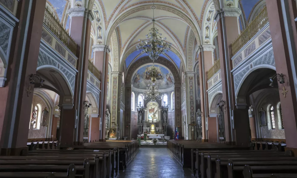 V notranjosti ribniške cerkve si je mogoče ogledati kar nekaj umetnostnozgodovinskih biserov 19. in 20. stoletja. / Foto: Jaka Gasar