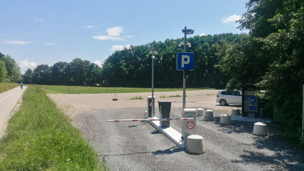 Na parkirišču nasproti vhoda v živalski vrt so postavili parkomate. Foto: Bojan Velikonja 