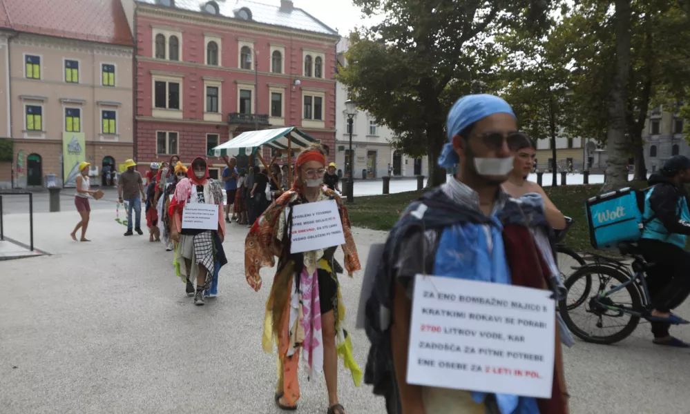 04.09.2024. Protest mladih za podnebno pravičnost proti izkoriščanje delavcev in pretirani potrošnji v tekstilni industriji. Foto: Bojan Velikonja