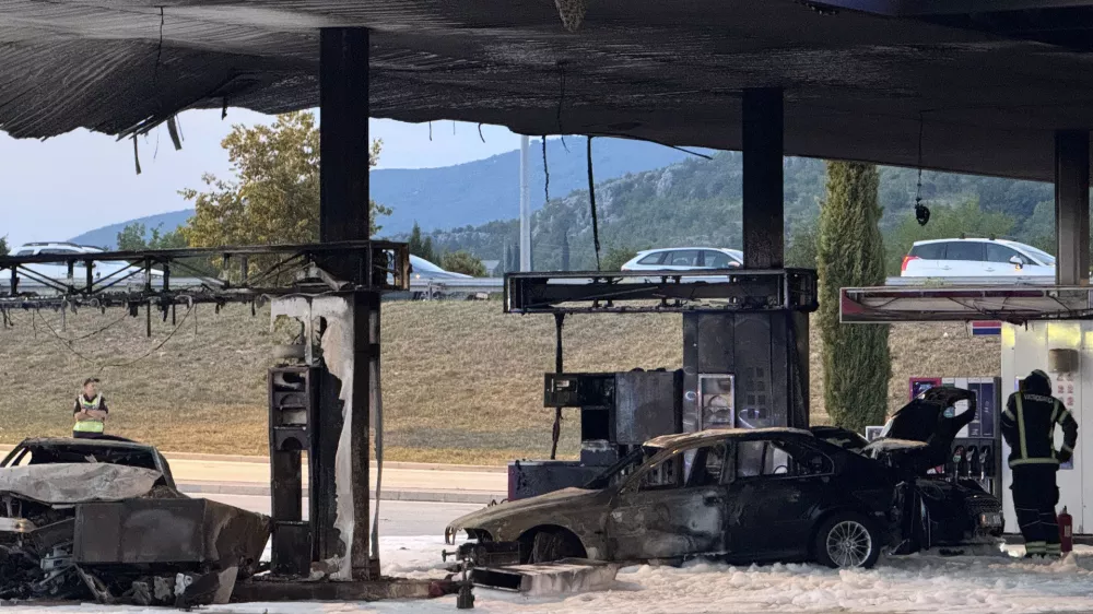 03.09.2024., Omis - Oko 17.45 sati doslo je do pozara nakon sto je vozilo udarilo u agregat za istakanje goriv na benzinskoj pumpi na autocesti A1 odmoriste Mosor Jug. Prema prvim informacijama ministar Bozinovic potvrdio je da je jedna osoba poginula dok su tri prevezene u bolnicu. Photo: Ivo Cagalj/PIXSELL