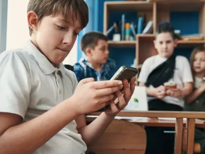 mobilni telefon, šola, učenci / Foto: Svitlana Hulko