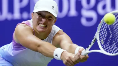 Iga Świątek, of Poland, returns to Jessica Pegula, of the United States, during the quarterfinals of the U.S. Open tennis championships, Wednesday, Sept. 4, 2024, in New York. (AP Photo/Eduardo Munoz Alvarez)