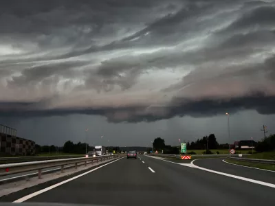 - Nevihta, nevihtni oblak. Štajerska avtocesta Maribor Ljubljana, oblaki - PREGLED LETA 2023- 19.07.2023 – vreme - oranžno opozorilo za celotno Slovenijo – nevihtni pas - nevihte //FOTO: Bojan Velikonja