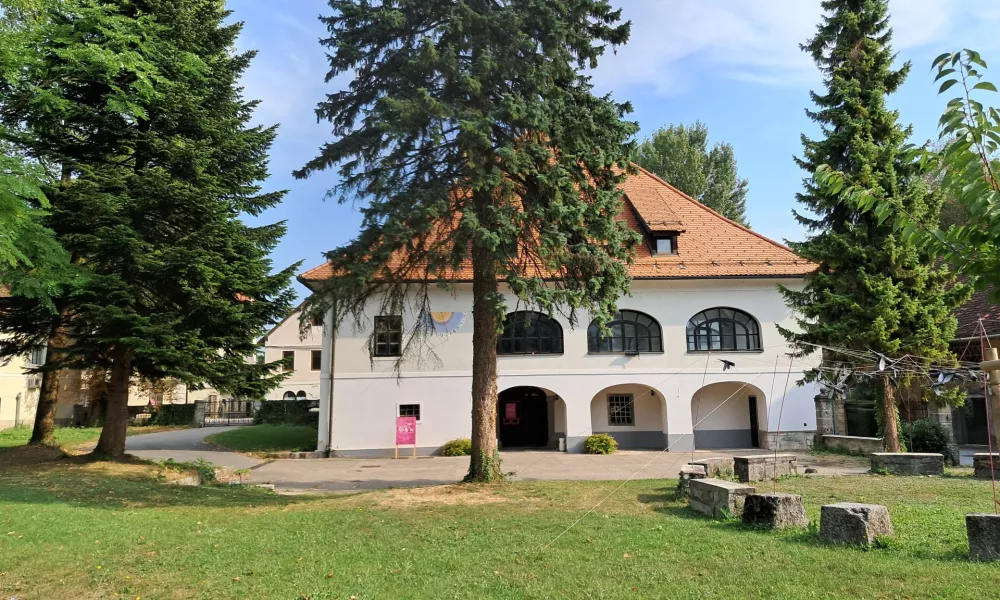 Lavrenčičeva hiša na tem mestu stoji od 15. stoletja, pred dvema letoma jo je odkupila vrhniška občina. Foto: Miha K. Turk