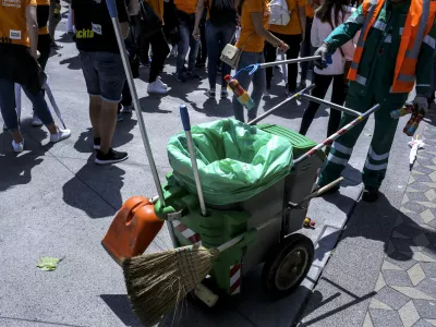 Posamezna ljubljanska javna podjetja poskušajo nove sodelavce privabiti tudi s kadrovskimi štipendijami. A teh ne morejo ponuditi za delovna mesta za opravljanje raznih fizičnih del ali delovna mesta, ki zahtevajo le osnovnošolsko izobrazbo. Foto: Jaka Gasar