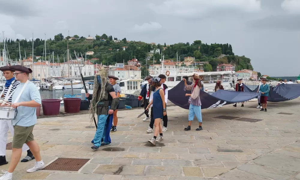 Neptun se je v spremstvu gusarjev z glavnega piranskega pomola sprehodil do Tartinijevega trga.