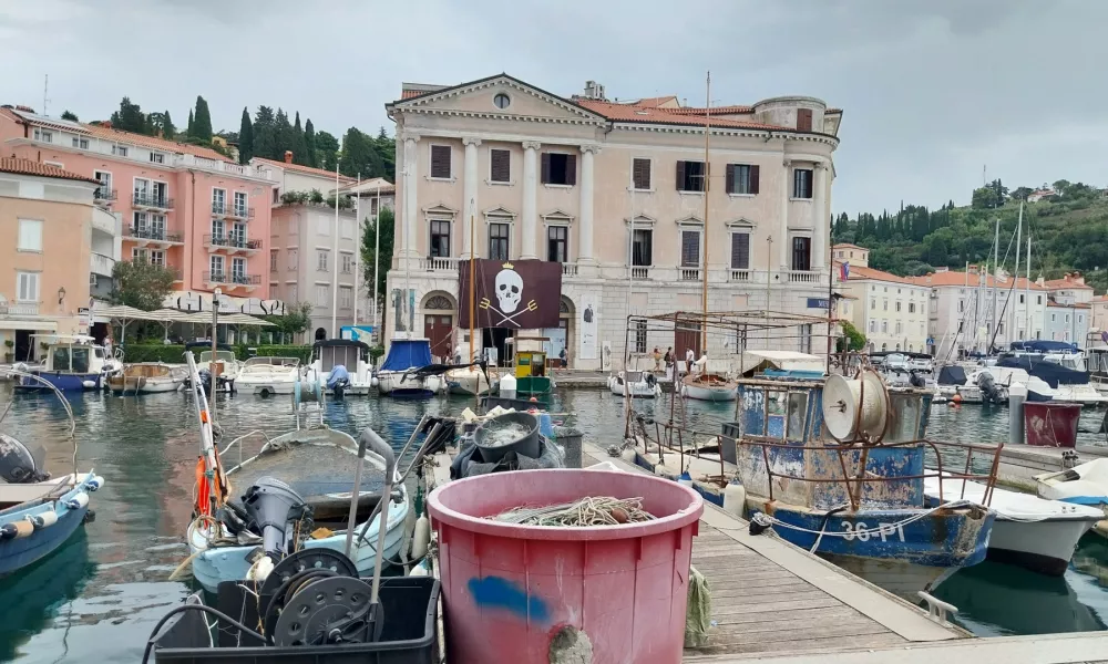 letos prvič je gusarska zastava izobešena na piranskem pomorskem muzeju. 