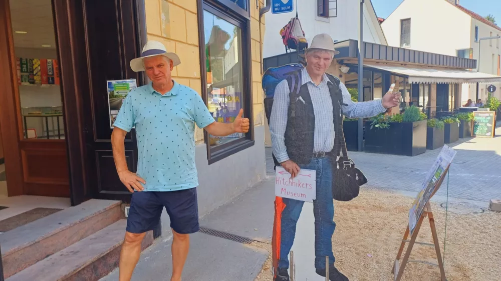 Petinšestdesetletni ekonomist, nekdanji župan Kanala ob Soči in pisatelj Miran Ipavec te dni s svojo muzejsko zbirko gostuje v Škofji Loki. Foto: Tina Jereb