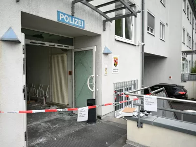 06 September 2024, Rhineland-Palatinate, Linz am Rhein: The area around the entrance to the police station in Linz am Rhein is cordoned off after a machete attack. A 29-year-old man armed with a machete and a knife threatened to kill police officers at a police station in Linz (Neuwied district) early this morning. Photo: Alexander Franz/www.alexander-franz-fotografie.de/dpa