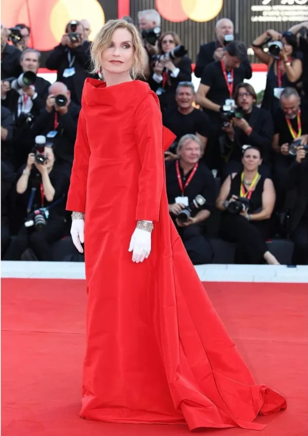 Isabelle Huppert, predsednica festivalske žirije, je večerno obleko, črpano iz Balenciagine 50. modne kolekcije, oblikovane leta 2021, kombinirala z belimi rokavicami do komolcev in zapestnicami Cartier. Instagram 