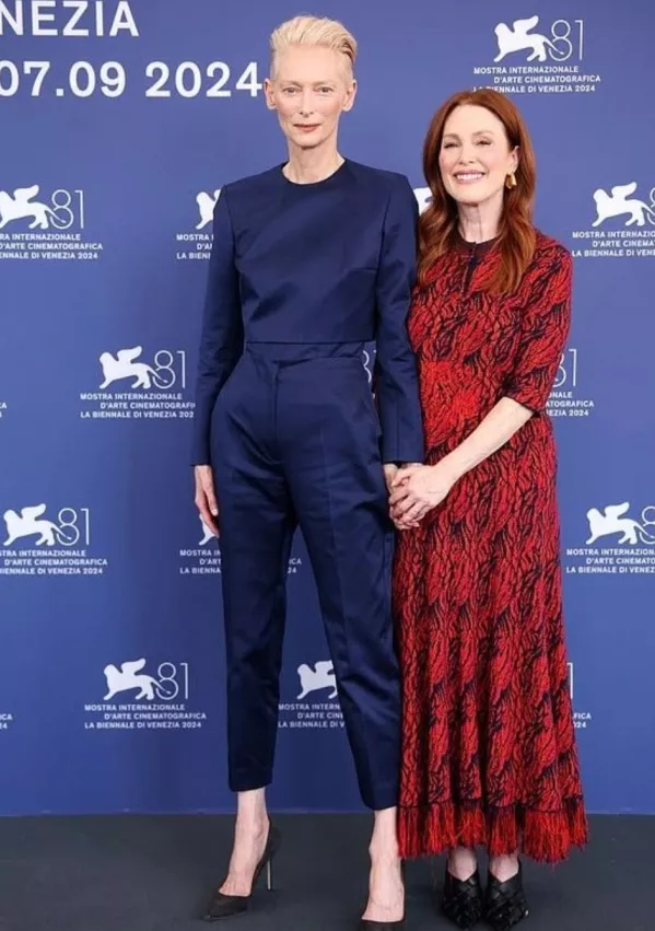 Igralka Tilda Swinton v kreaciji španske znamke Delpozo v družbi soigralke Julianne Moore. F Instagram