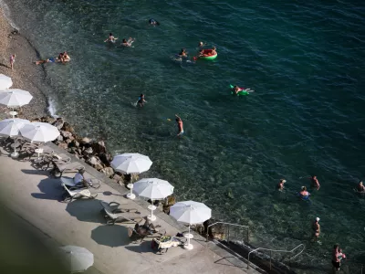 - kopanje, sončenje, UV žarki, dopust, počitnice, motje.- 11.07.2024. - Plaža pod Grand Hotelom Bernardin v Portorožu.//FOTO: Bojan Velikonja