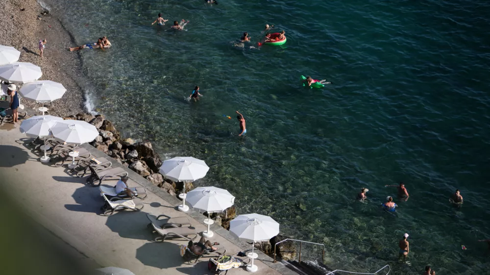 - kopanje, sončenje, UV žarki, dopust, počitnice, motje.- 11.07.2024. - Plaža pod Grand Hotelom Bernardin v Portorožu.//FOTO: Bojan Velikonja