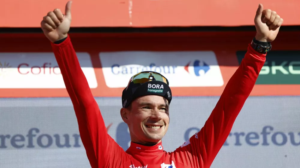 Cycling - Vuelta a Espana - Stage 19 - Logrono to Alto de Moncalvillo - Spain - September 6, 2024 Red Bull - Bora - Hansgrohe's Primoz Roglic celebrates on the podium while wearing the red jersey after taking the overall race lead by winning stage 19 REUTERS/Vincent West