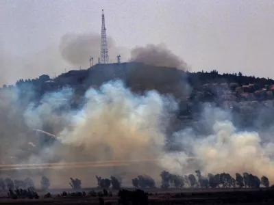 06 September 2024, Lebanon, Qliyaa: Heavy white smoke billows from the southern Lebanese Marjayoun terrain, facing the Israeli settlement of Mutella following heavy Israeli shelling. Photo: Stringer/dpa