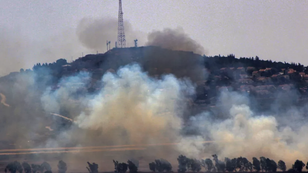 06 September 2024, Lebanon, Qliyaa: Heavy white smoke billows from the southern Lebanese Marjayoun terrain, facing the Israeli settlement of Mutella following heavy Israeli shelling. Photo: Stringer/dpa