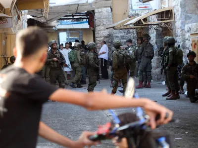 07 September 2024, Palestinian Territories, Hebron: Israelis accompanied by Israeli forces organize a march in Hebron, West Bank. Photo: Mamoun Wazwaz/APA Images via ZUMA Press Wire/dpa