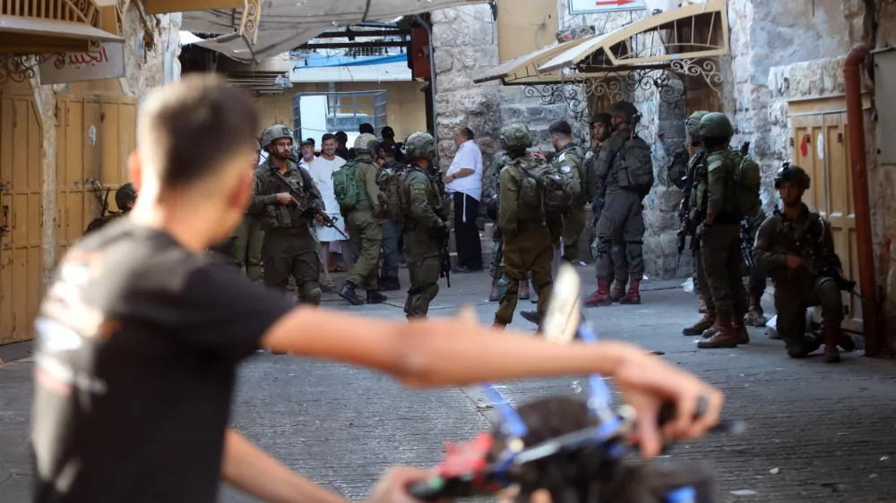 07 September 2024, Palestinian Territories, Hebron: Israelis accompanied by Israeli forces organize a march in Hebron, West Bank. Photo: Mamoun Wazwaz/APA Images via ZUMA Press Wire/dpa