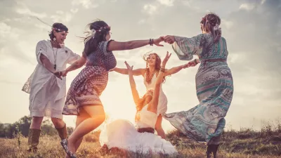 Group of happy female friends running on meadow. / Foto: Constantinis