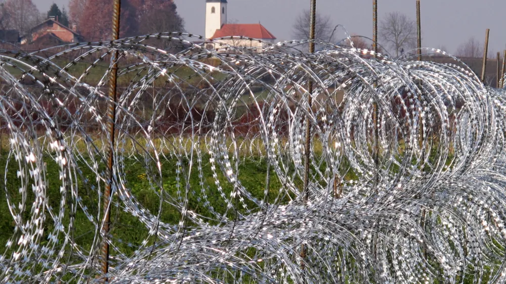 ﻿Jesenice na Dolenjskem<br>Ograja na meji s Hrvaško