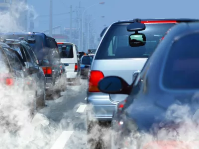 pollution of environment by combustible gas of a car / Foto: Ssuaphoto